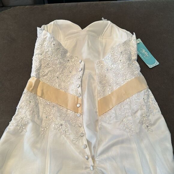 Women’s White Sweetheart Neckline Wedding Dress Zip Back Train Size 6 NWT - Picture 9 of 11